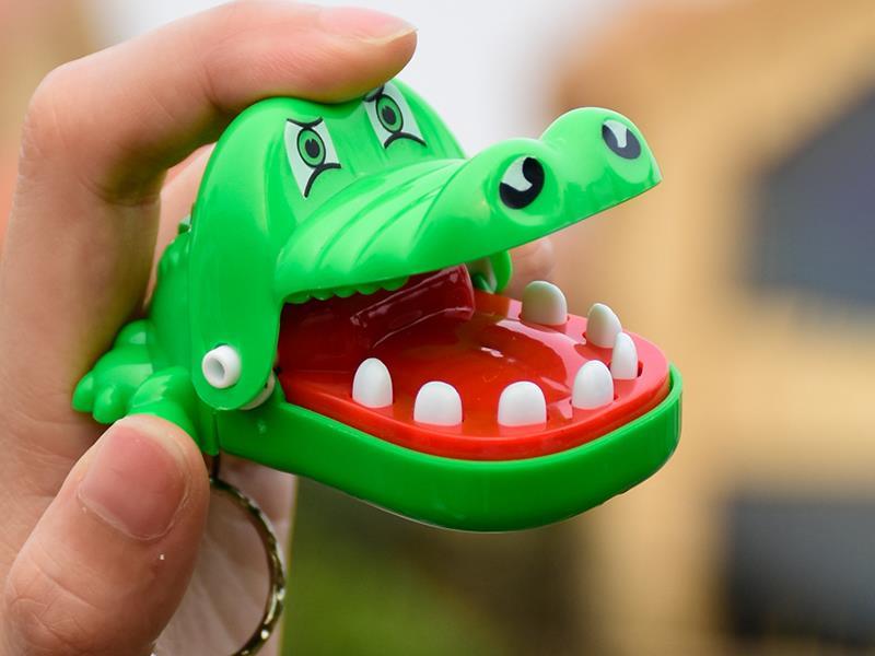 Mini Prank Game Keychain Pendant(Bite The Hand Crocodile)