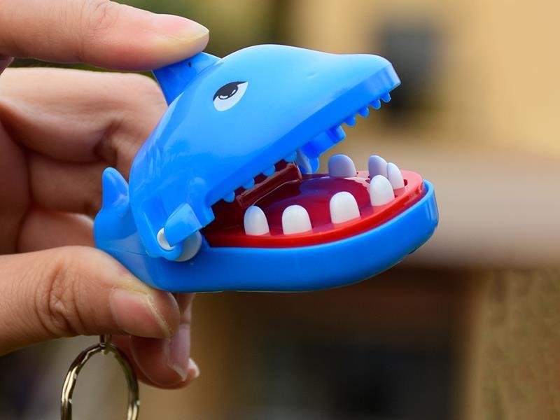 Mini Prank Game Keychain Pendant(Bite The Hand Shark)