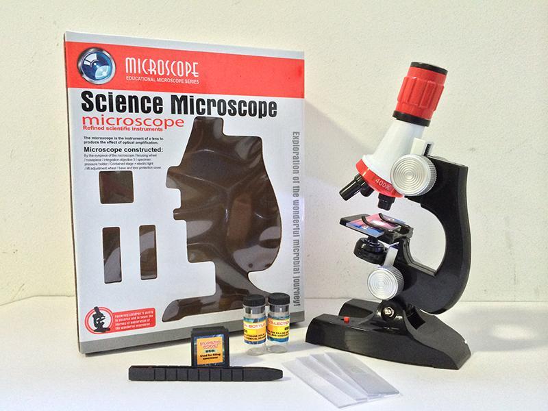 Focusing microscope toy