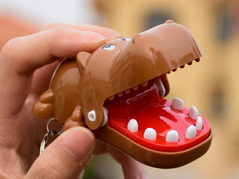 Mini Prank Game Keychain Pendant(Bite The Hand Hippo)